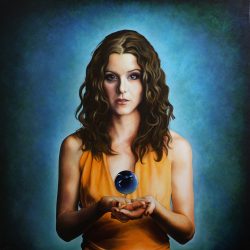 Mujer con esfera
